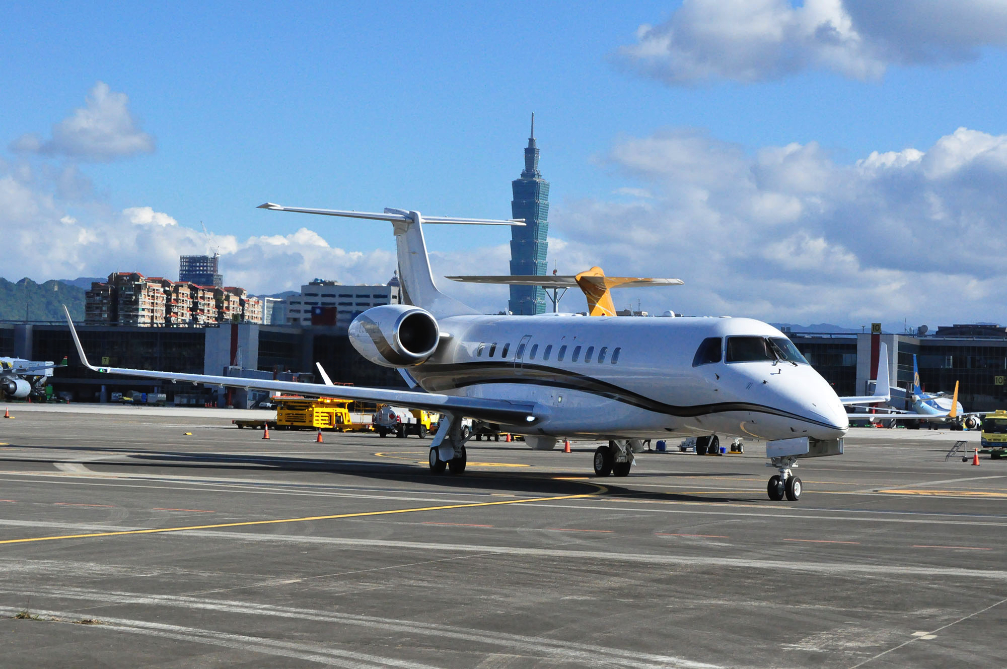 Image of tail B-99999
