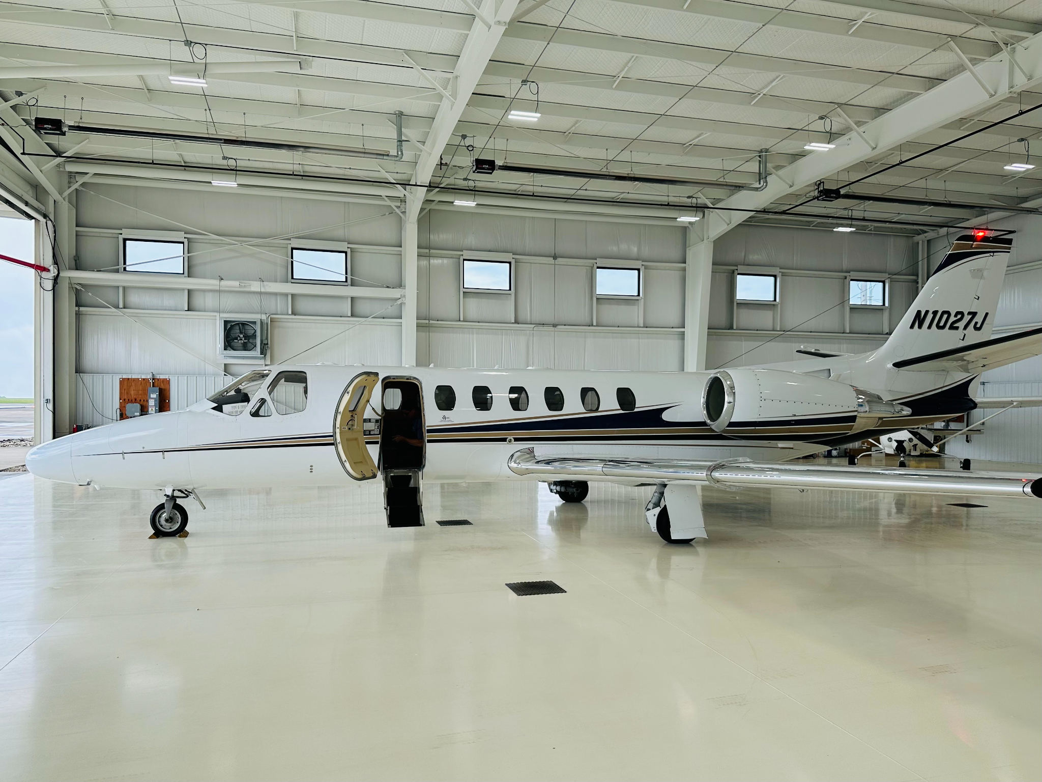 Image of tail N1027J