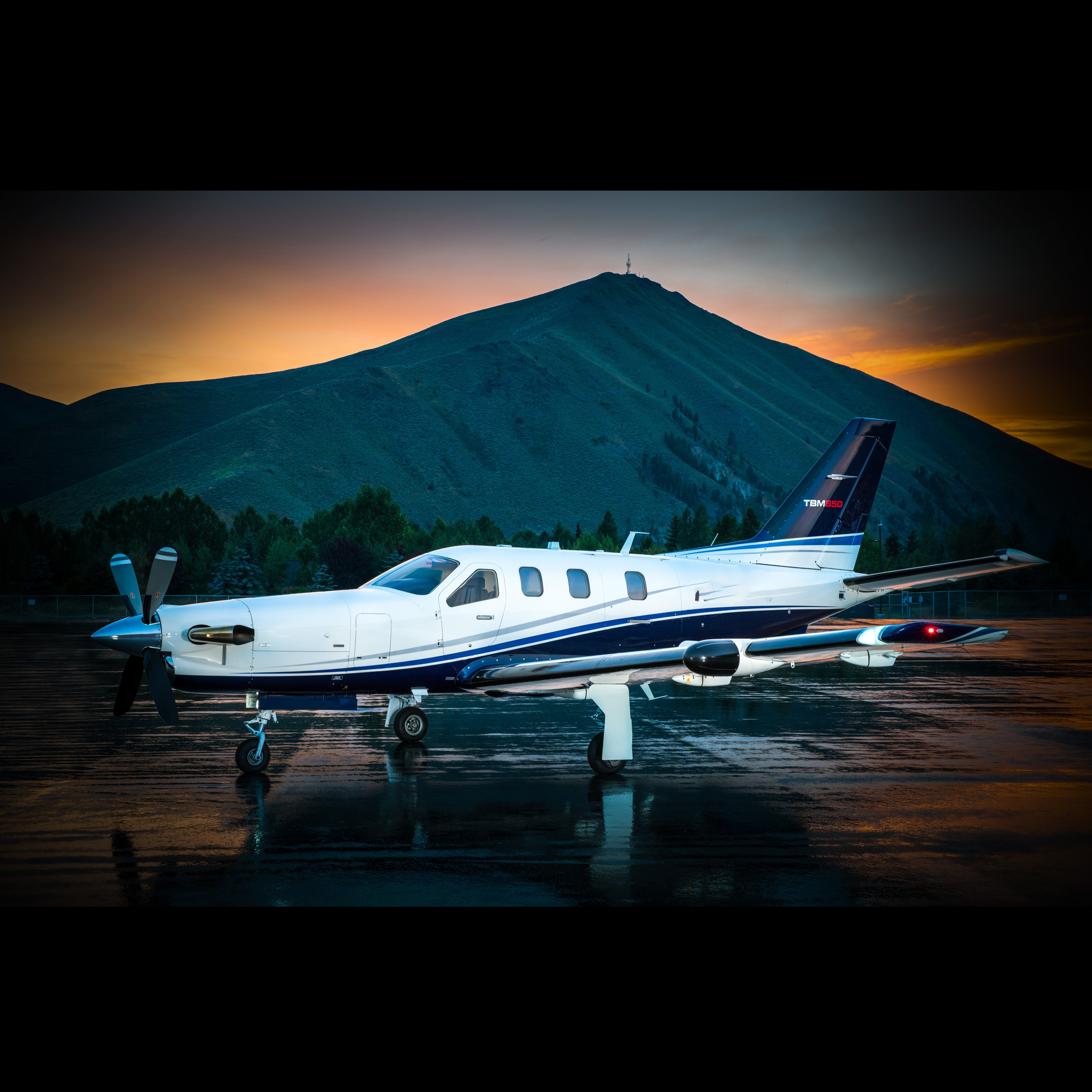 Image of tail N220EJ