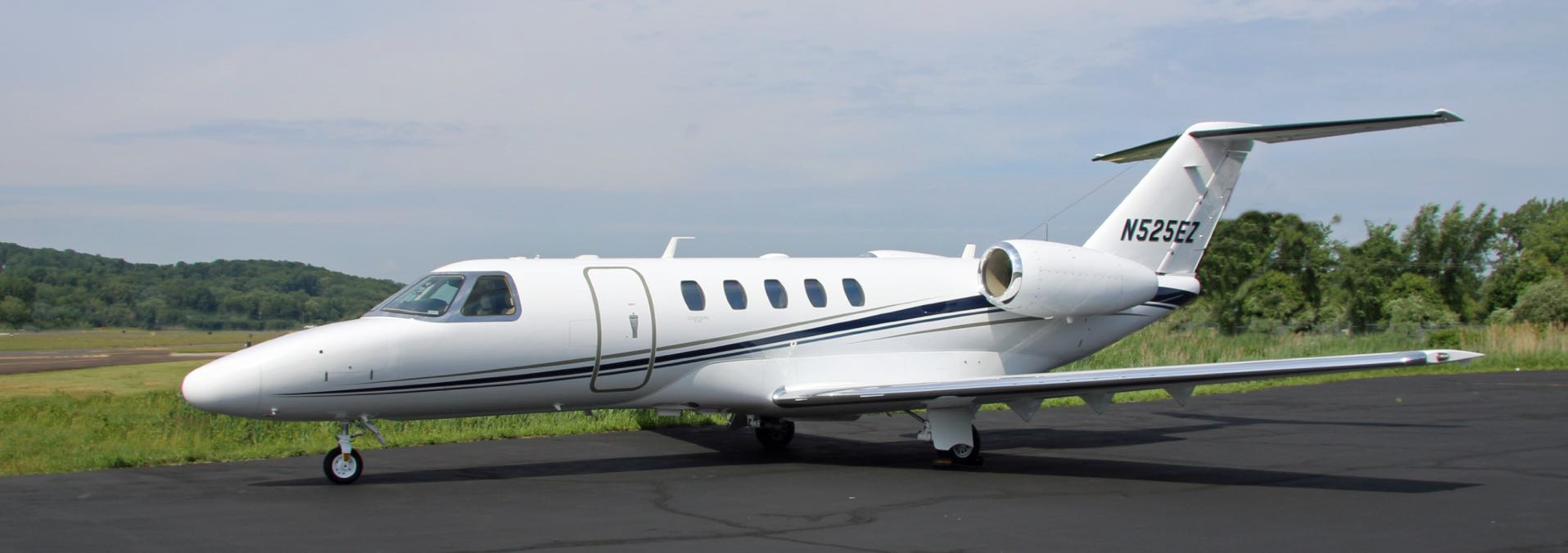 Image of tail N525EZ