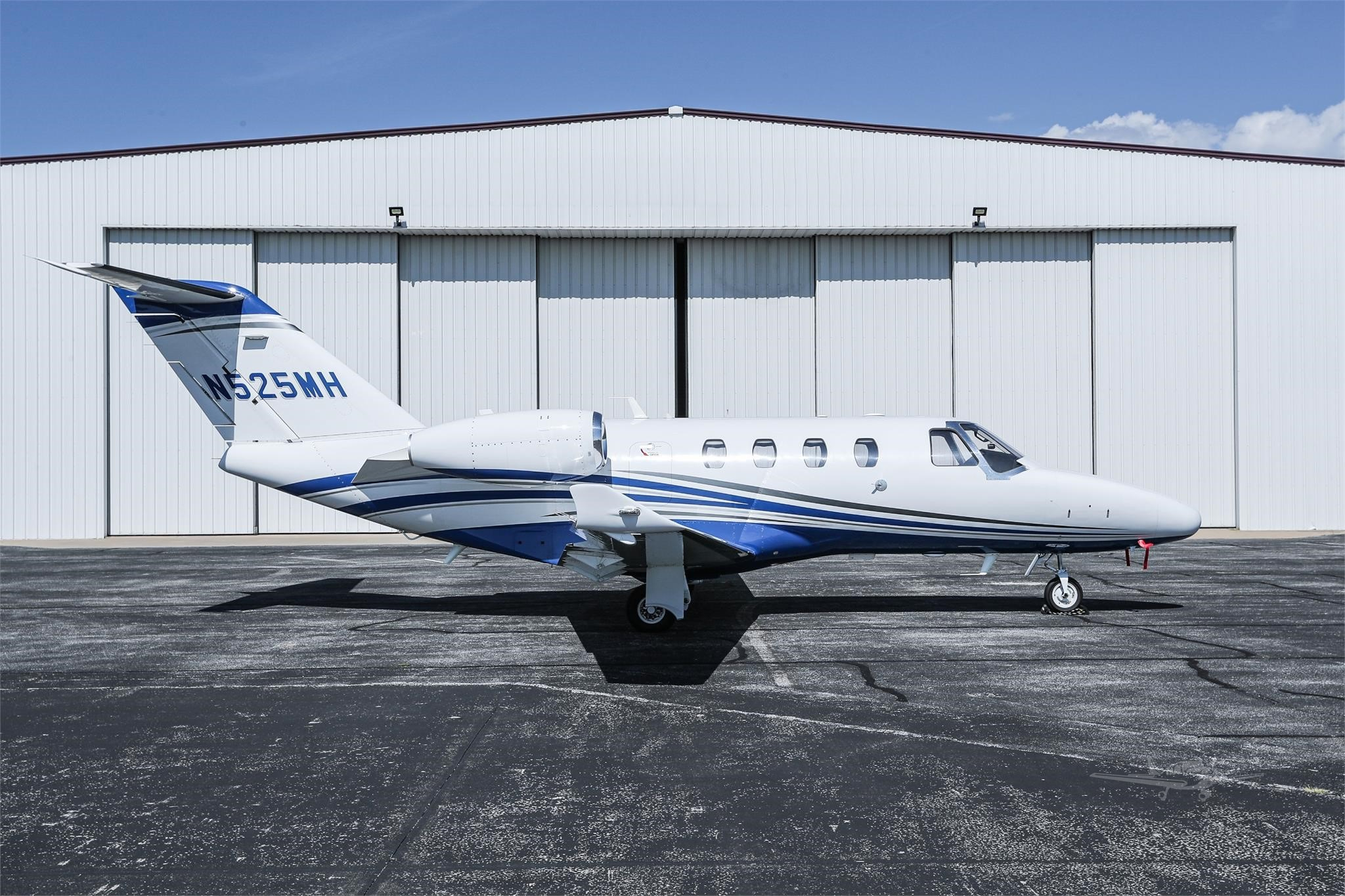 Image of tail N525MH