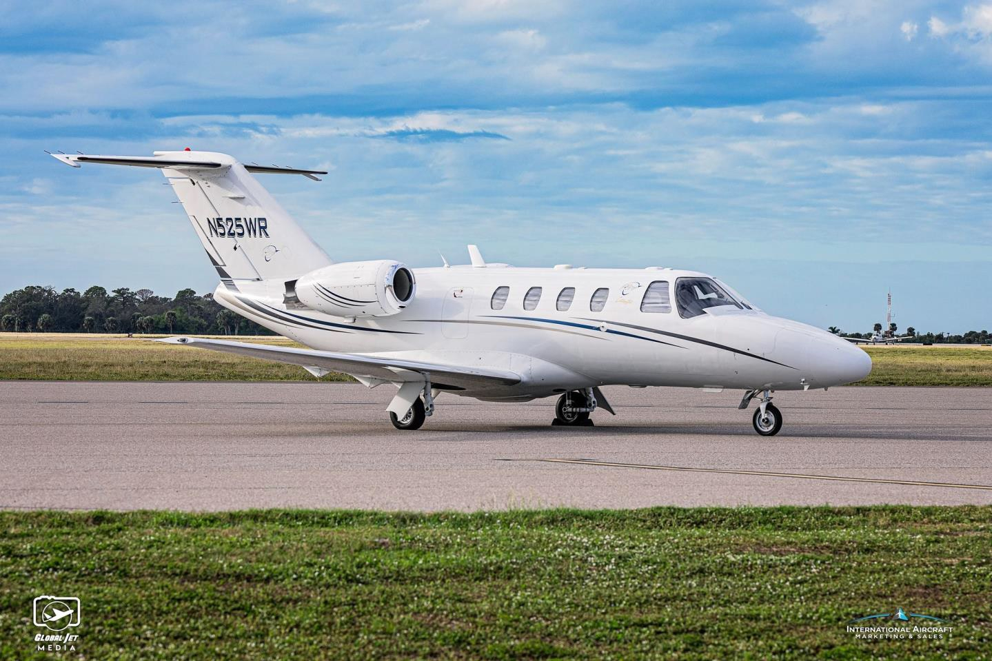 Image of tail N525WR