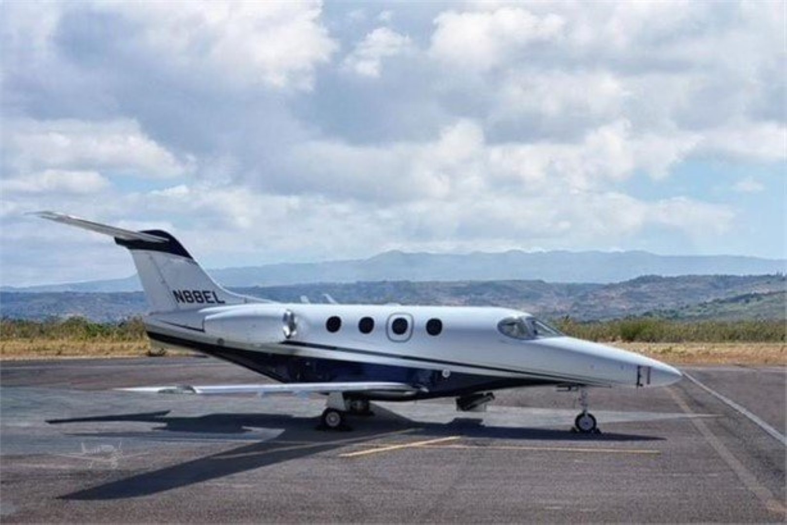 Image of tail N88EL